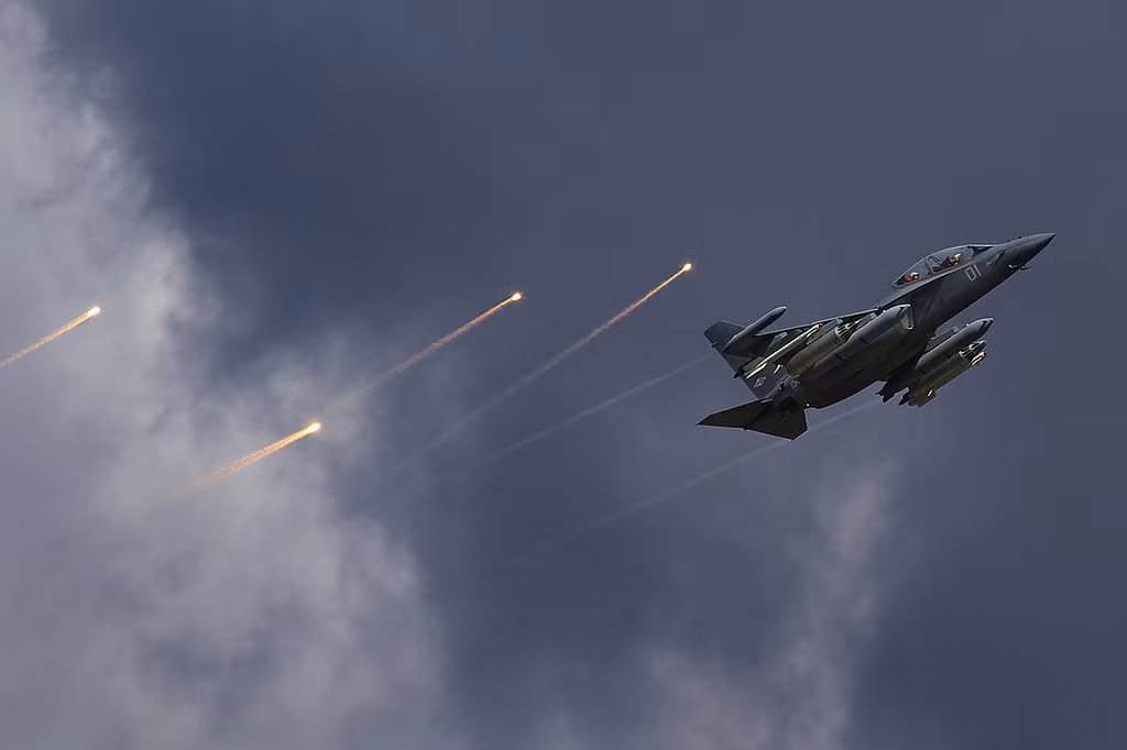 Giống với mọi phi cơ huấn luyện khác, Yak-130 có hai ghế ngồi, chiều dài 11,5 mét, sải cánh 9,84 mét và có trọng lượng rỗng chỉ 4600 kg. Yak-130 được trang bị tới 2 động cơ cho phép nó cất cánh được với trọng lượng tối đa lên tới 10.290 kg. Nguồn ảnh: Aviation.