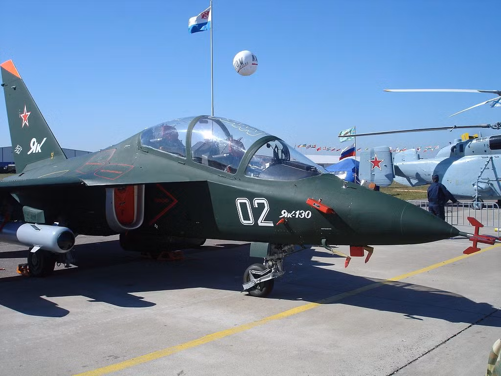 Tốc độ tối đa mà chiếc máy bay này đạt được là 1060 km/h, tốc độ bay hành trình đạt 887 km/h và tốc độ bay tối thiểu là 165 km/h. Tốc độ bay tối thiểu cực thấp này sẽ giúp Yak-130 phù hợp với các hoạt động tấn công mặt đất như cường kích. Nguồn ảnh: LIMA.