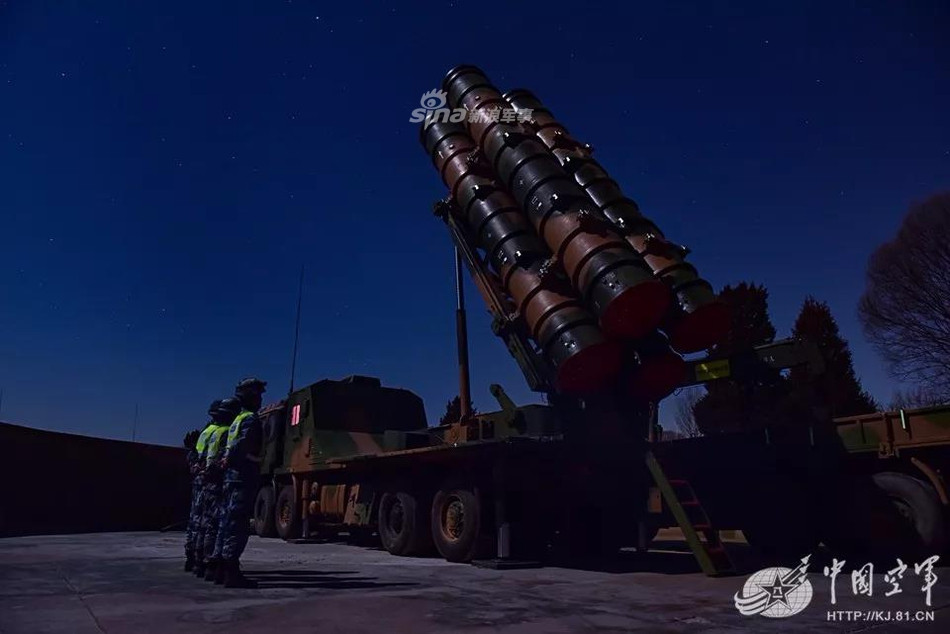 Góc bắn xiên của HQ-22 - không rõ khi mục tiêu ở hướng khác toàn bộ cơ cấu phóng có phải xoay theo hướng mục tiêu hay tên lửa sẽ tự đổi đường bay trên không. Nguồn ảnh: Sina.