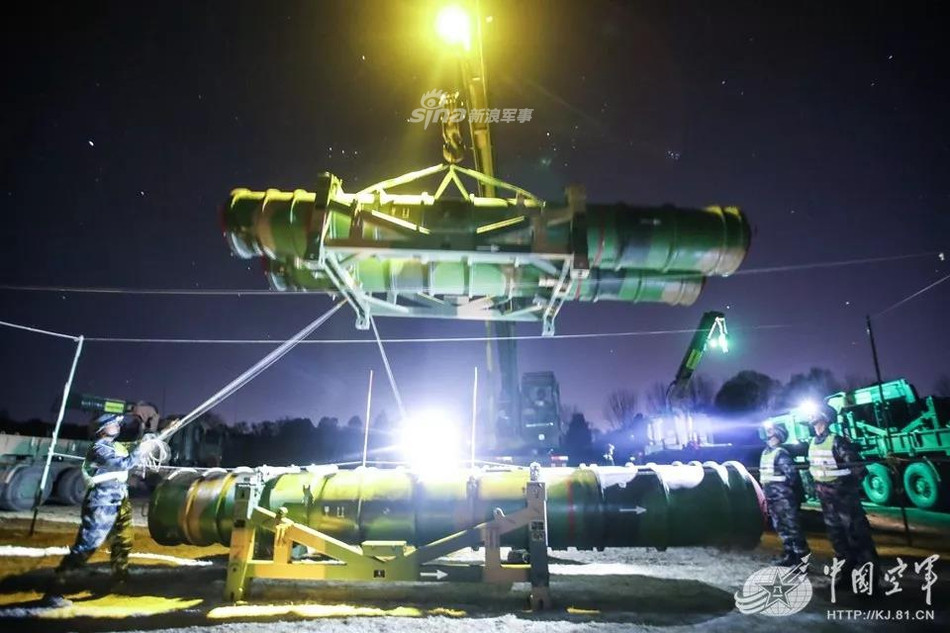 Tổ hợp phòng không HQ-22 lần đầu tiên được ra mắt ở Triển lãm Hàng không Chu Hải năm 2016. Tổ hợp này có một đặc điểm rất dễ nhận ra đó là nó không thể phóng tên lửa bay theo chiều thẳng đứng được mà chỉ triển khai được tên lửa khi ống phóng ở một góc nghiêng nhất định. Nguồn ảnh: Sina.