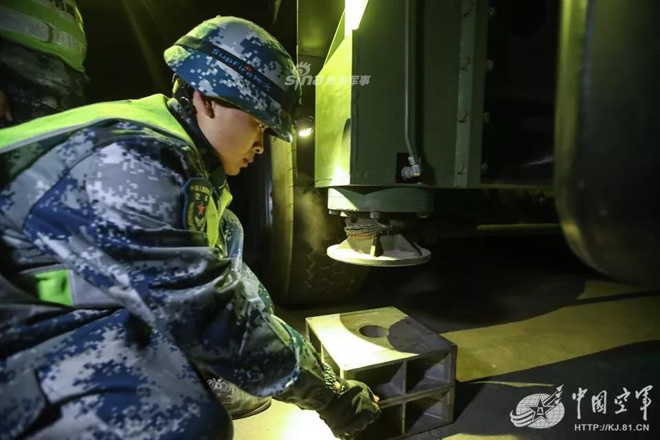 Tầm bắn tối đa của tên lửa phòng không Hồng Kỳ 22 vào khoảng 100 km và có thể tiêu diệt được những mục tiêu ở độ cao tối đa lên tới 27 km. Một tổ hợp HQ-22 với 3 xe phóng có thể bắn được 12 tên lửa nhắm vào 6 mục tiêu cùng lúc. Nguồn ảnh: Sina.