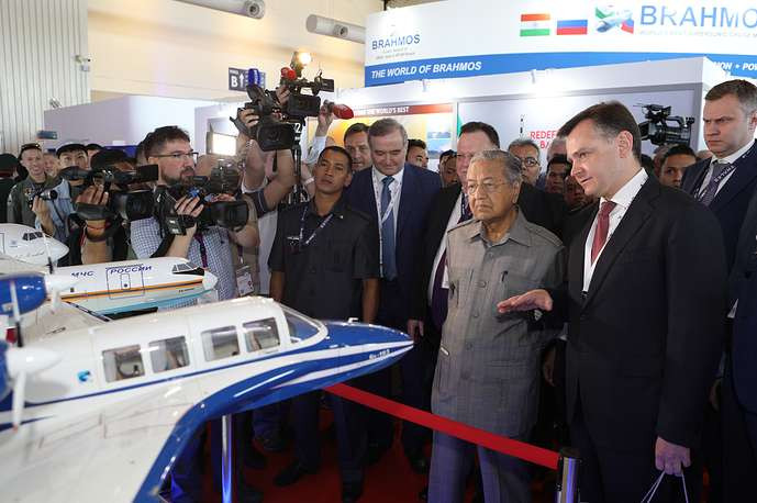 Gian hàng của Nga cũng thu hút được rất nhiều sự quan tâm của giới chức quốc phòng Malaysia cũng nhu các nước khác có mặt tại triển lãm. Nguồn ảnh: TASS.