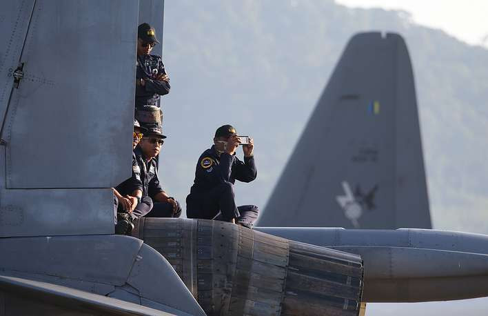 Khách thăm quan tại LIMA 2019 thậm chí còn trèo lên các máy bay quân sự để có được góc nhìn tốt hơn khi quan sát các khí tài trình diễn trong khuôn khổ triển lãm. Nguồn ảnh: TASS.