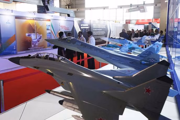 Gian hàng của Rosoboronexport còn có sự xuất hiện của nhiều loại máy bay chiến đấu. Nguồn ảnh: TASS.