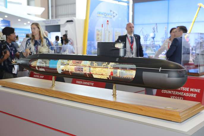 Với những mặt hàng "quá khổ" như tàu ngầm, Nga buộc phải sử dụng mô hình để khách thăm quan có cái nhìn tốt hơn về hệ thống và cấu tạo bên trong của tàu ngầm. Ảnh: Tàu ngầm lớp Amur-1650 của Nga tại LIMA 2019. Nguồn ảnh: TASS.
