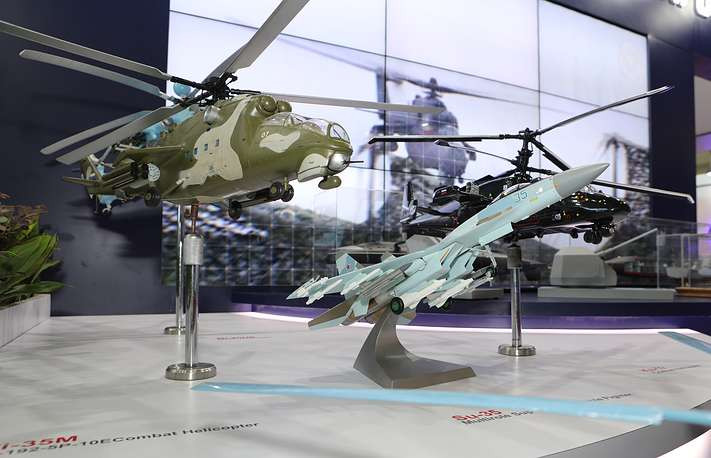 Một vài loại máy bay dược Nga mang tới đây theo dạng mô hình. Nguồn ảnh: TASS.