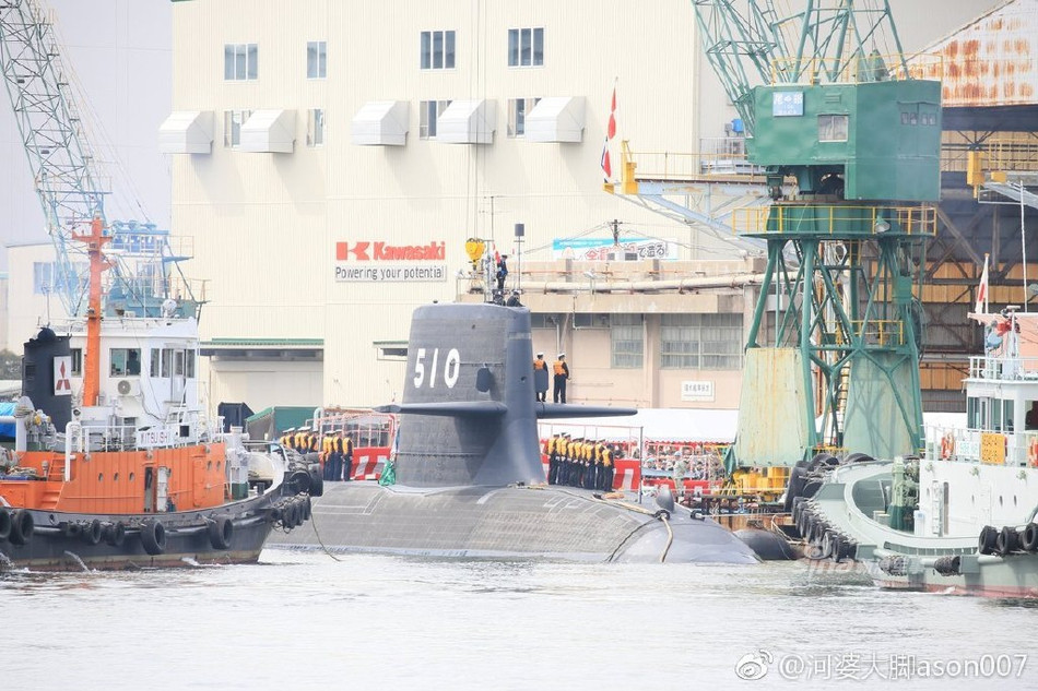 Khi nổi, hệ thống động cơ diesel của tàu cung cấp công suất 3900 sức ngựa cho phép Soryu di chuyển được với tốc độ tối đa 13 hải lý tương đương 24 km/h. Khi lặn, động cơ điện của tàu cung cấp công suất lên tới 8000 sức ngựa, cho phép tàu di chuyển được với tốc độ 20 hải lý tương đương 37 km/h. Nguồn ảnh: Sina.