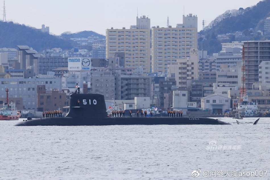 Tàu ngầm lớp Soryu có chiều dài 84 mét, lườn rộng 9,1 mét và mớm nước tối đa 8,5 mét khi nổi. Tàu được trang bị hai động cơ do Kawasaki thiết kế cùng một trục dẫn động. Nguồn ảnh: Sina.