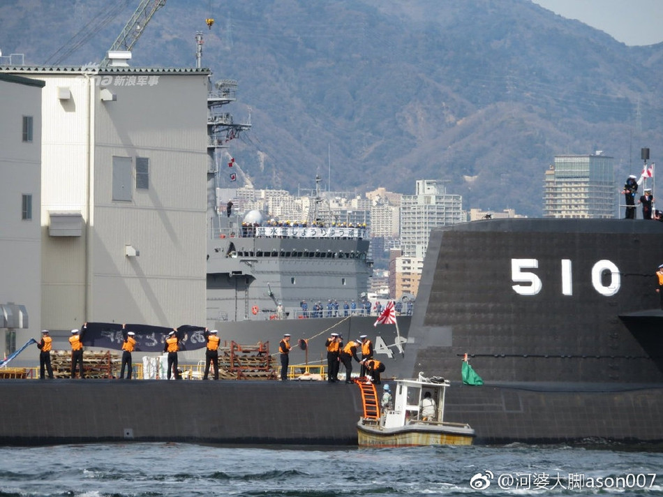 Tổng giá trị đóng mới của tàu ngầm Soryu thứ 10 này vào khoảng hơn 600 triệu USD. Tàu đỗ tại cảng Kure thuộc Hiroshima, Nhật Bản. Nguồn ảnh: Sina.