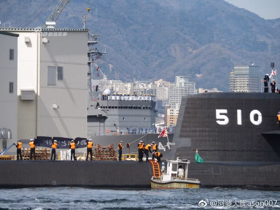 Tổng giá trị đóng mới của tàu ngầm Soryu thứ 10 này vào khoảng hơn 600 triệu USD. Tàu đỗ tại cảng Kure thuộc Hiroshima, Nhật Bản. Nguồn ảnh: Sina.