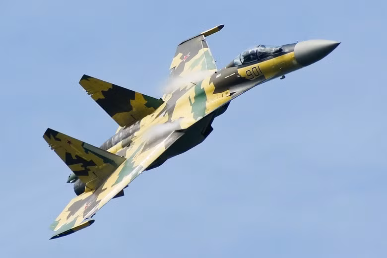 Su-35 đã xuất xắc vượt mặt các loại tiêm kích khác như Typhoon, Rafale, F-16 và JAS 39 Gripen để trở thành sự lựa chọn số một cho Indonesia - một quốc gia có lực lượng không quân từng quen thuộc với chiến đấu cơ Nga bao gồm cả Su-27SK và Su-30MK2. Nguồn ảnh: Pinterest.