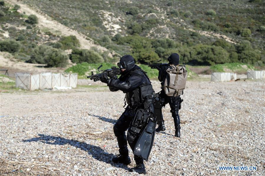 Cận cảnh trang bị của đặc nhiệm người nhái Thổ Nhĩ Kỳ với đồ bơi và súng máy hạng nhẹ. Nguồn ảnh: Xinhua.