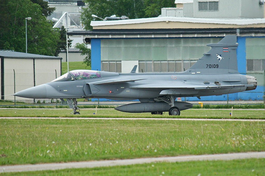Trong quá khứ, Vua Rama VI của Thái Lan đã quá ấn tượng với màn trình diễn của phi công người Bỉ mang tên Charles Van Den Born tại Siam nên ra quyết định thành lập lực lượng Không quân Hoàng gia Thái Lan ngay lập tức. Thearchive.