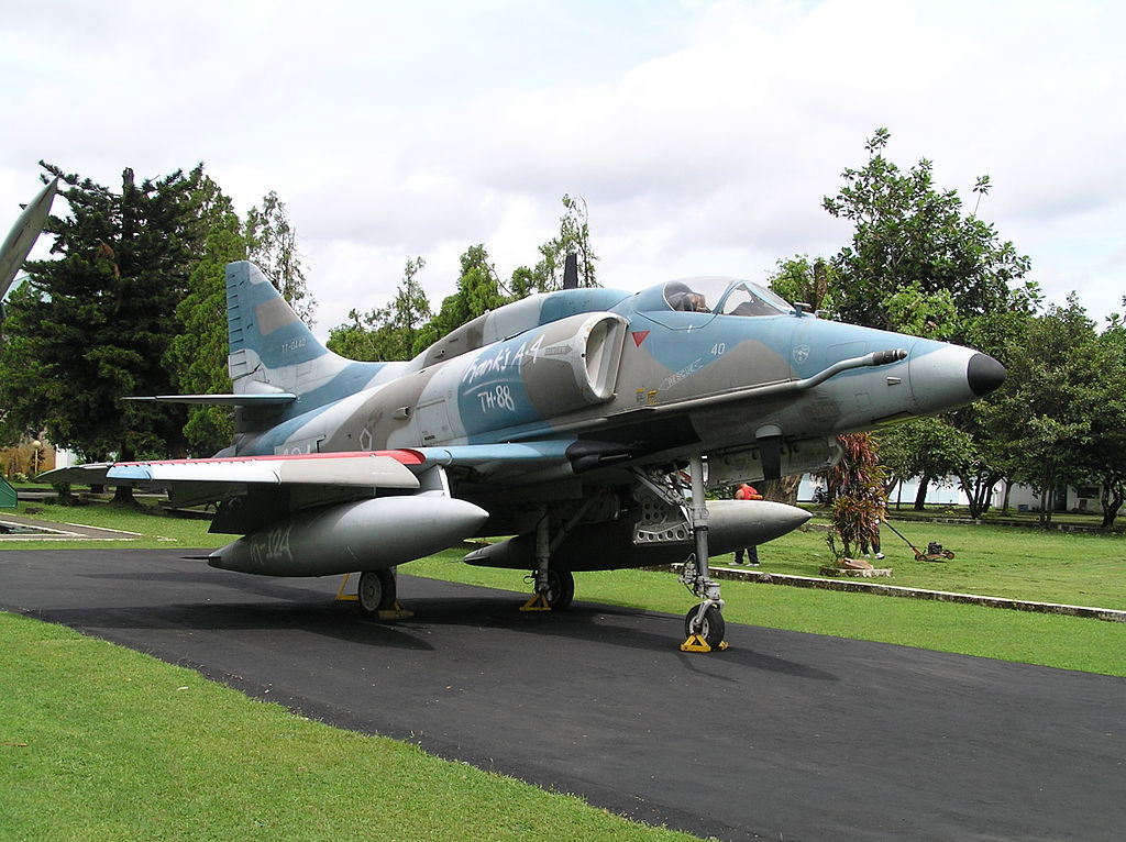 Tuy nhiên trong giai đoạn 1998 tới 2006, Indonesia tiếp tay cho Đông Timor giành độc lập gây ra cái chết của 1500 dân thường nên đã bị Mỹ và NATO cấm vận vũ khí. Trong thời gian này Indonesia lại chuyển sang... mua vũ khí từ Nga. Tới nay, kho vũ khí của nước này vẫn được xem là phong phú bậc nhất khu vực. Nguồn ảnh: Thearchive.