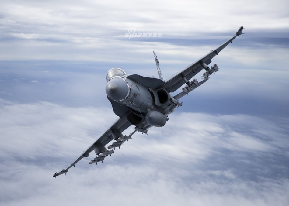 Có thể dễ dàng nhận thấy, F/A-18C/D đã mang theo cùng lúc 10 tên lửa không đối không AIM-120 và hai tên lửa không đối không AIM-9X ở hai đầu cánh. Nguồn ảnh: Sina.