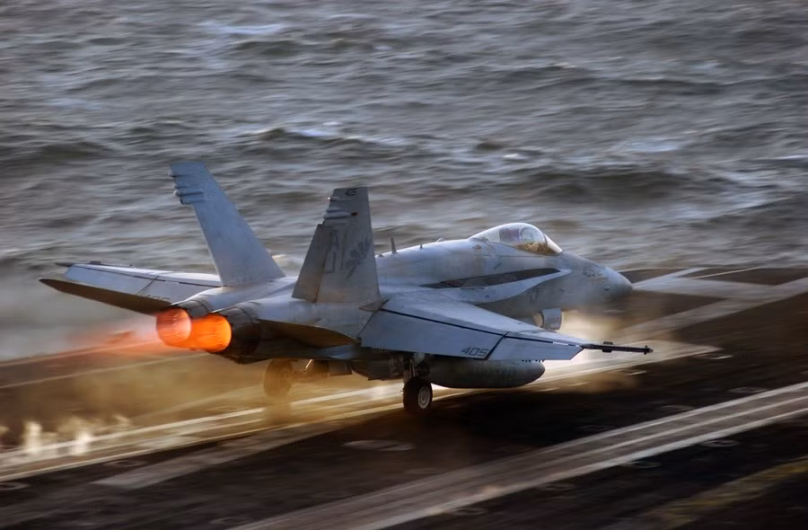 Ngoài khả năng mang tên lửa và bom dưới các giá treo, chiến đấu cơ F/A-18C/D còn có một khẩu pháo 20mm loại M61A1 Vulcan - đây là loại pháo có tới 6 nòng và cơ số đạn mang theo được tối đa là 578 viên. Nguồn ảnh: Sina.