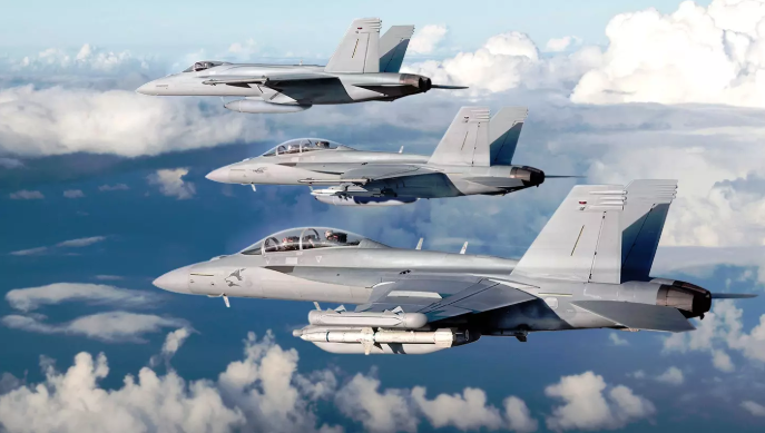 Với 9 giá treo, chiến đấu cơ F/A-18C/D có khả năng mang theo tối đa tới hơn 6 tấn vũ khí trong đó bao gồm các loại tên lửa, pháo phản lực, bom và thùng xăng phụ. Nguồn ảnh: Sina.