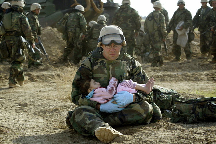 Chiến dịch giải phóng Iraq được quân đội Mỹ chỉ huy với tên Chiến dịch Giải phóng Iraq còn phía Anh gọi là Chiến dịch Hành quân Teclic, quân Australia lại gọi với tên mã Chiến dịch Falconer. Nguồn ảnh: BI.