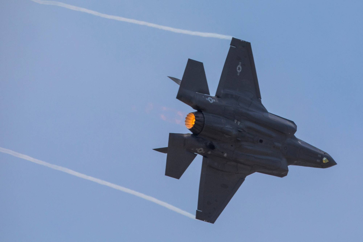 Chính quyền nhiệm kỳ trước của Italia đã đặt hàng khoảng 90 chiếc tiêm kích thế hệ năm loại F-35 cho quân đội nước mình. Tuy nhiên chính quyền hiện tại ở quốc gia này lại muốn xé bỏ bản hợp đồng cũ của những người tiền nhiệm hoặc giảm số lượng F-35 xuống tối thiểu để tiết kiệm chi phí. Nguồn ảnh: Aviation.