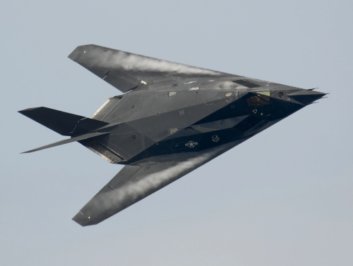 Rất khó có thể xác định chính xác vì sao có khả năng tàng hình mà F-117A lại bị bắn hạ do nó rơi trên đất Nam Tư và Mỹ không tiếp cận được. Cho tới nay, nguyên nhân vẫn là điều gây ra nhiều tranh cãi... còn tiếp...Nguồn ảnh: Pinterest.