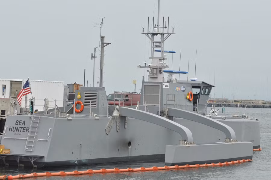 Theo tờ USNI của Mỹ cũng cho biết, việc cử một đội tàu không người lái với đầy đủ thiết bị do thám và cảm biến đi trước "mở đường" cho đội tàu có người lái cũng sẽ khiến mọi học thuyết tác chiến trên biển của nhiều nước trên thế giới phải viết lại để tìm cách đối phó với đội tàu không người lái sẵn sàng "cảm tử" chỉ để thu được thông tin tình báo này. Nguồn ảnh: USNI.