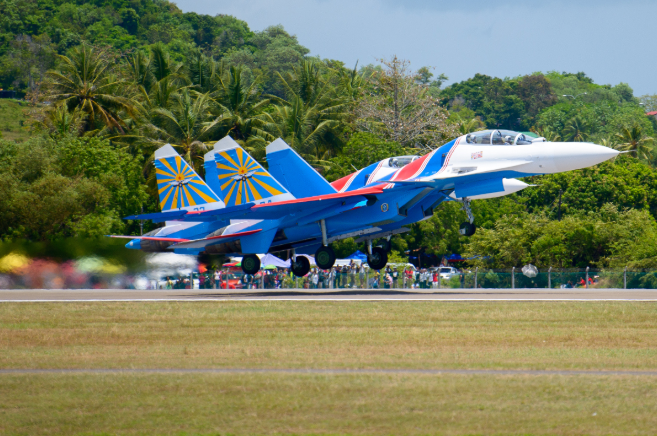 Hiệp Sĩ Nga là đội bay trình diễn được đánh giá có trình độ cao nhất thế giới hiện nay, được thành lập ngày 5/4/1991 tại sân bay Kubinka với biên chế ban đầu là những chiếc tiêm kích Sukhoi Su-27. Nguồn ảnh: Rumil.