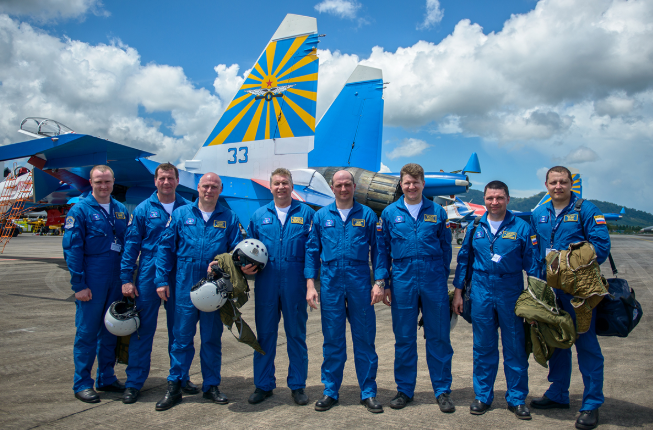 Tám phi công điều khiển tám chiếc Su-30SM trong đội bay Những Hiệp Sĩ Nga. Nguồn ảnh: Rumil.