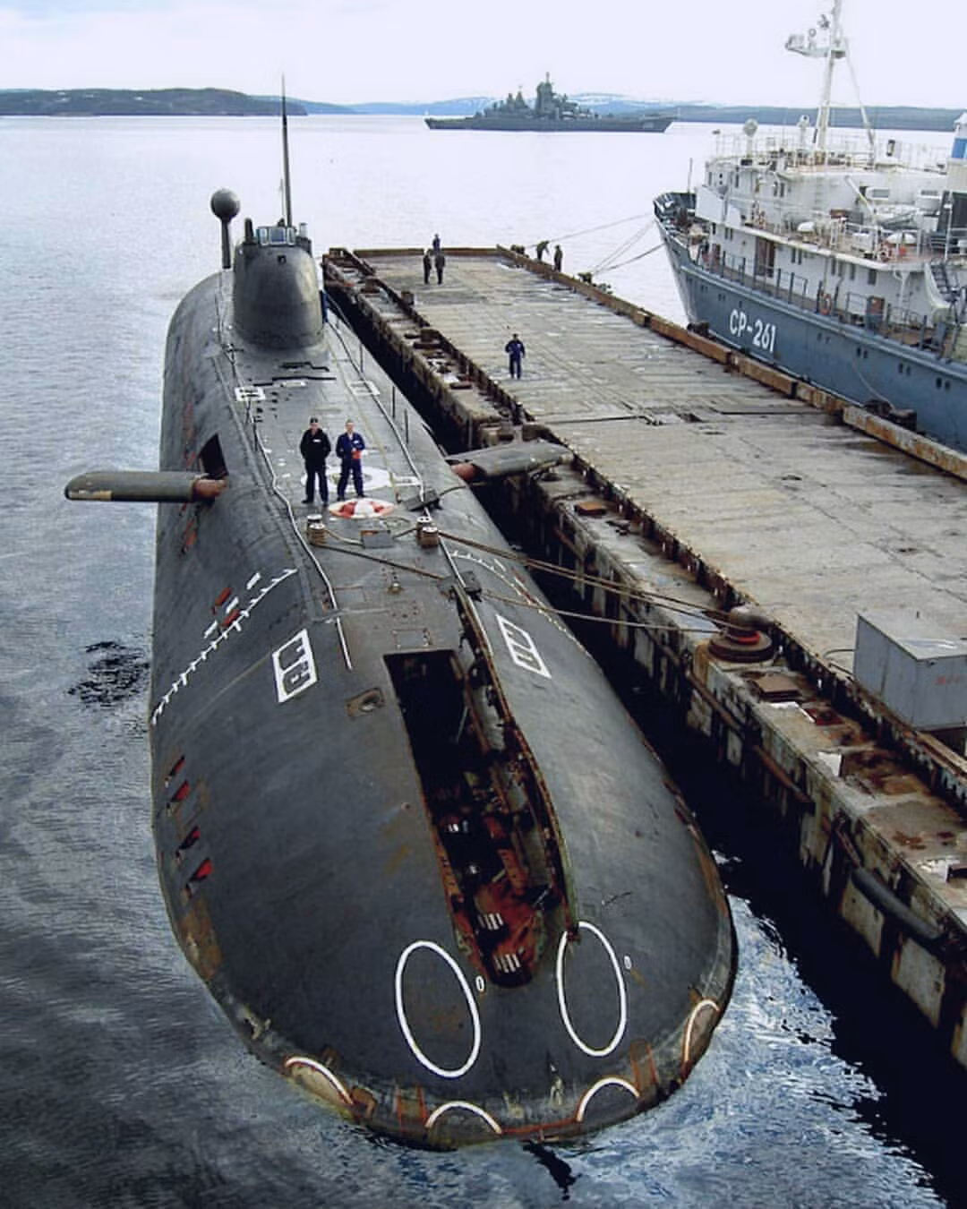 Quá trình đóng mới các tàu ngầm hạt nhân Akula trên được Liên Xô bắt đầu từ năm 1983 với dự định ban đầu là 20 chiếc. Liên Xô và Nga sau này chỉ hoàn thiện được 15 chiếc và phải huỷ bỏ dự án đóng mới với 5 chiếc còn lại do kinh phí quá lớn. Nguồn ảnh: Pinterest.