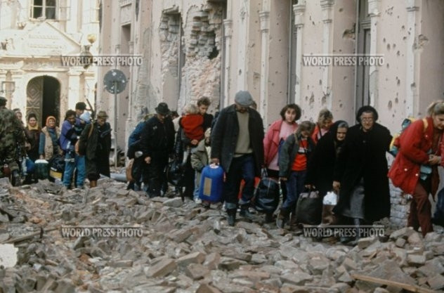 Năm 1999, Lực lượng Gìn giữ Hoà bình của Liên Hiệp Quốc và NATO đóng quân, đảm bảo an toàn ở Kosovo sau cuộc Chiến tranh Kosovo. Điều này khiến cho Kosovo về mặt lý thuyết dù chưa độc lập, nhưng cũng không còn chịu sự quản lý của Nam Tư. Nguồn ảnh: Flickr.