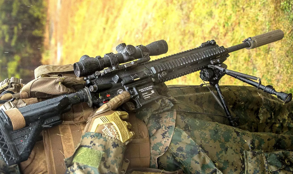 Theo thông tin mới nhất, sau nhiều năm sử dụng thử nghiệm trong một vài đơn vị, lô hàng M27 đầu tiên đã được Quân đội Mỹ cho ra đời và chuẩn bị được chuyển tới cho lực lượng Thuỷ quân Lục chiến nước này. Nguồn ảnh: Guns.