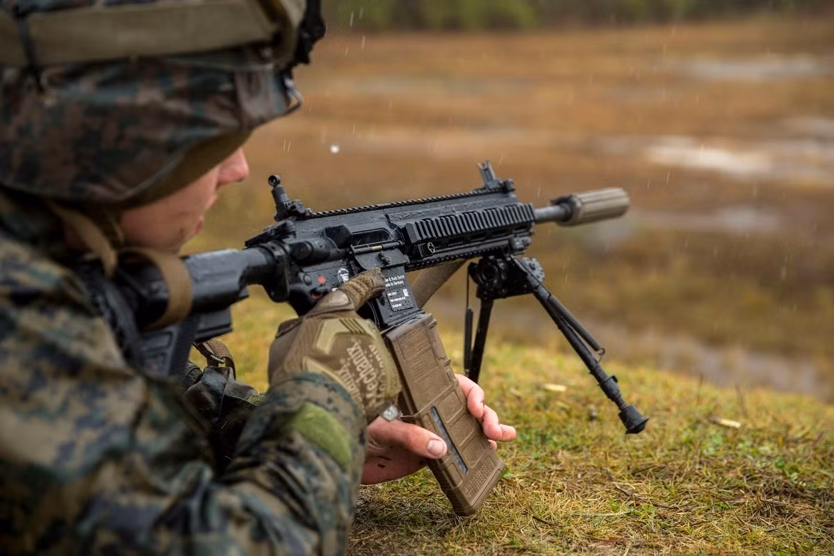Về cơ bản, đây là khẩu súng trường tấn công hạng nhẹ, sử dụng cỡ đạn 5,56mm, có nhiều chế độ bắn và đặc biệt nó được xây dựng dựa trên thiết kế của khẩu HK416 - khẩu súng trường tấn công được cho là tốt nhất của châu Âu hiện nay. Nguồn ảnh: BI.