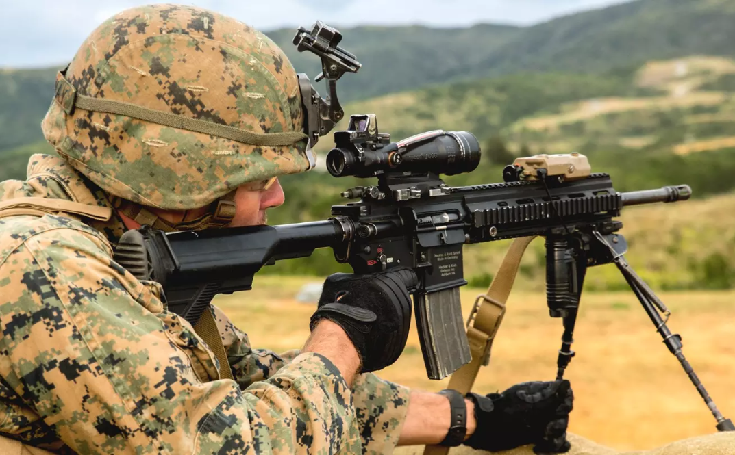 Triết lý thiết kế của khẩu súng trường HK416 đã được tận dụng triệt để trên thiết kế của khẩu M27 này. Theo đó, M27 có khả năng cung cấp hoả lực mạnh vừa đủ như độ dày hoả lực lớn, đảm bảo áp chế được đối phương trong thời gian dài trước khi có hoả lực chi viện. Nguồn ảnh: Drive.