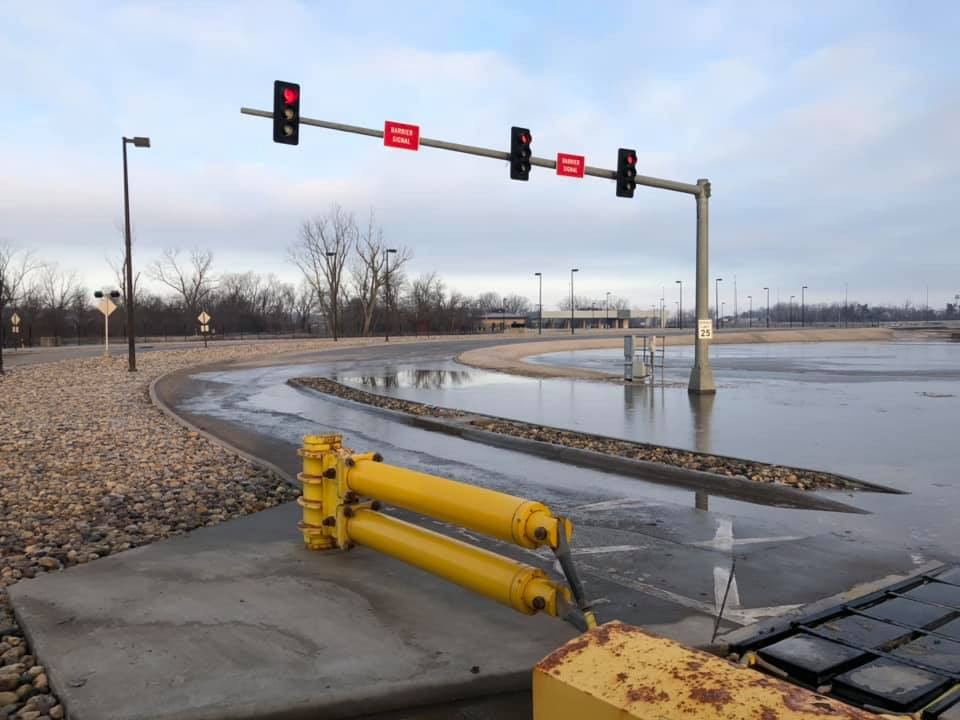 Đường băng chính của sân bay đã bị đóng cửa đến 13:00 hôm nay (giờ địa phương). Một vài máy bay trong sân bay này đã được đưa đi di tản, trong đó bao gồm một vài chiếc RC-135 mới cứng vừa được nhập biên. Nguồn ảnh: Offuttairbase.