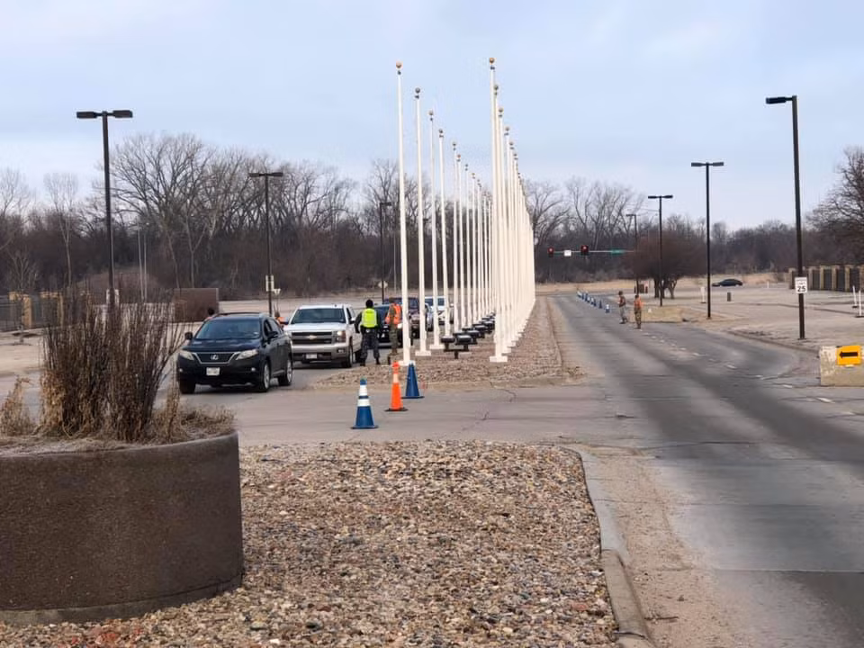 Mọi ngả đường tiến vào sân bay đều bị chặn lại, các nhân sự không có nhiệm vụ được cho nghỉ tới chiều thứ ba ngày 19/3 (giờ địa phương). Nguồn ảnh: Offuttairbase.