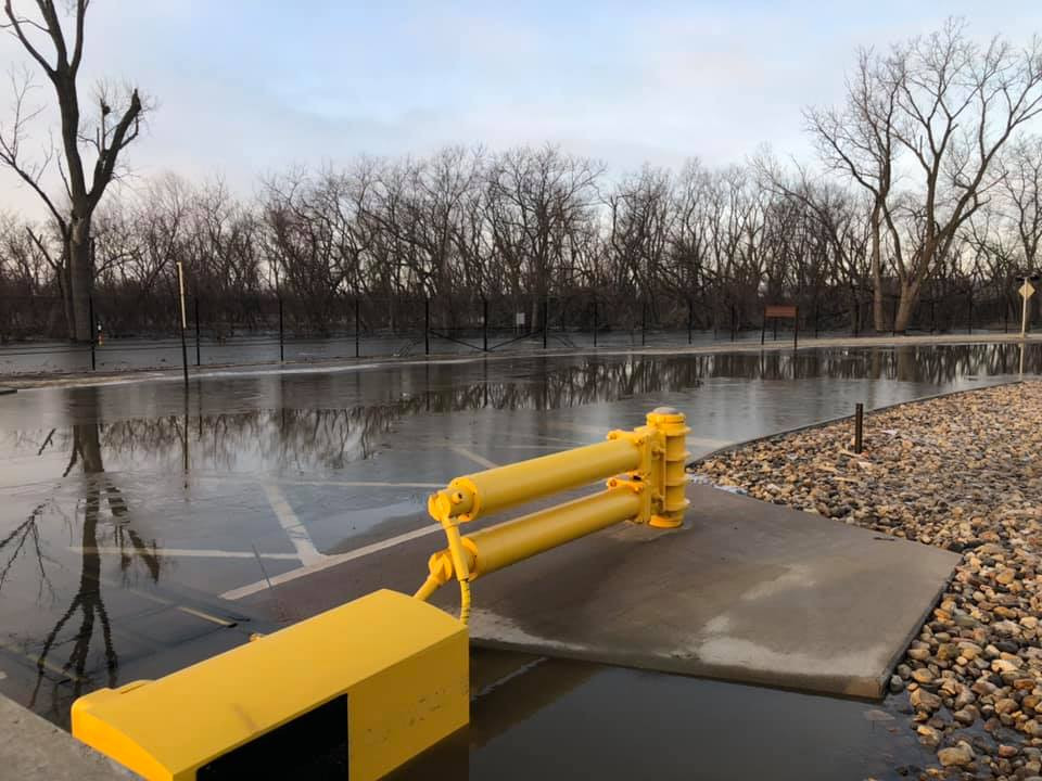 Toà nhà của Sở chỉ huy Chiến lược vừa mới xây dựng xong trị giá 1,3 tỷ USD trong căn cứ sân bay này may mắn không bị ảnh hưởng. Nguồn ảnh: Offuttairbase.