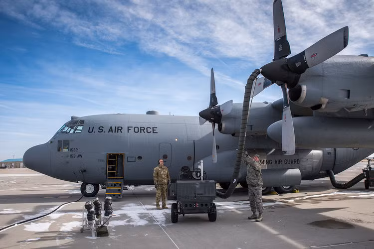 Theo thông tin được tờ Business Insider đăng tải, toàn bộ 60 máy bay C-130H này đều được sản xuất trước năm 1971 và có tỷ lệ bị lỗi cao hơn nhiều so với các máy bay C-130H có động cơ được ra đời sau năm này. Nguồn ảnh: Forcetimes.