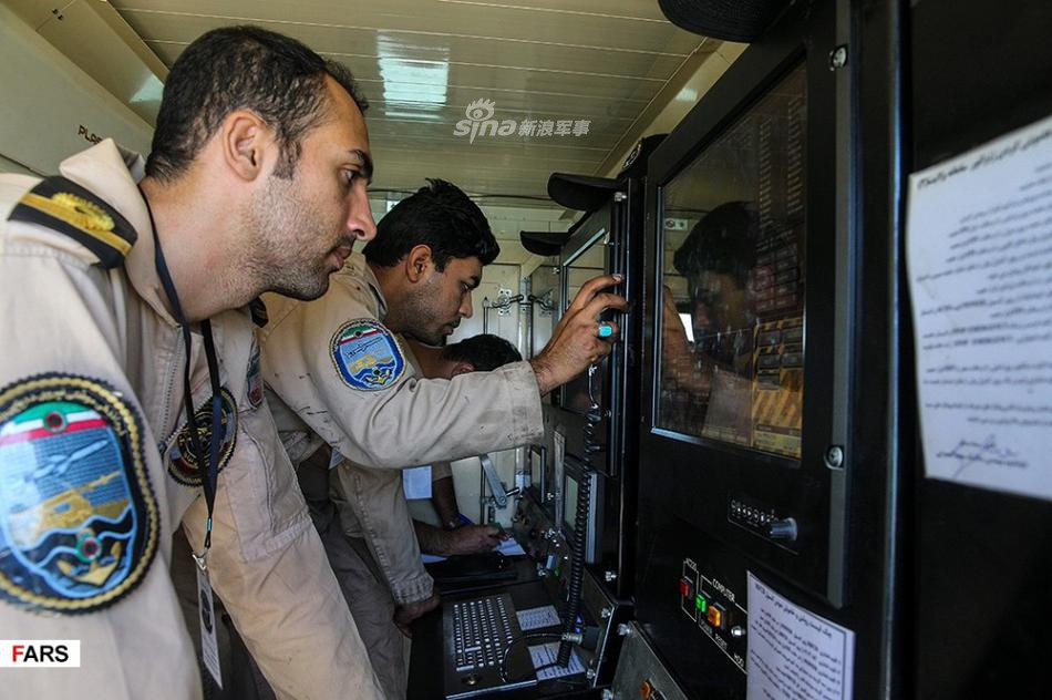 Cận cảnh bên trong xe chỉ huy của tên lửa chống hạm Qader. Nguồn ảnh: FARS.