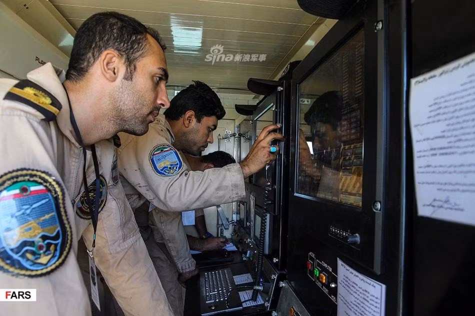 Cận cảnh bên trong xe chỉ huy của tên lửa chống hạm Qader. Nguồn ảnh: FARS.