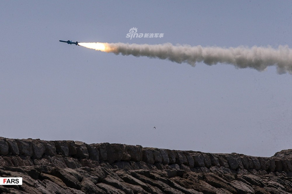 Phía Iran khẳng định, khi được điều khiển bởi hệ thống radar chủ động loại tên lửa Qader này sẽ có hành trình bay ở độ cao chỉ từ 3 tới 5 mét so với mực nước biển - một độ cao không những khó bị phát hiện mà còn rất khó bị đánh chặn. Nguồn ảnh: FARS.