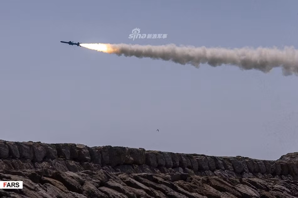 Phía Iran khẳng định, khi được điều khiển bởi hệ thống radar chủ động loại tên lửa Qader này sẽ có hành trình bay ở độ cao chỉ từ 3 tới 5 mét so với mực nước biển - một độ cao không những khó bị phát hiện mà còn rất khó bị đánh chặn. Nguồn ảnh: FARS.