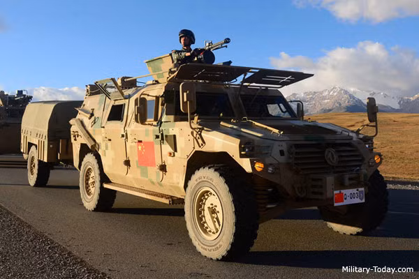 Được sản xuất bởi Tập đoàn chế tạo cơ khí Đông Phong, những chiếc xe thiết giáp Humvee của Trung Quốc được sản xuất với tỉ lệ nội địa hóa gần như 100% từ các bộ phận quan trọng nhất như khung xe, hộp số và động cơ đều do Đông Phong sản xuất. Nguồn ảnh: Military-today.