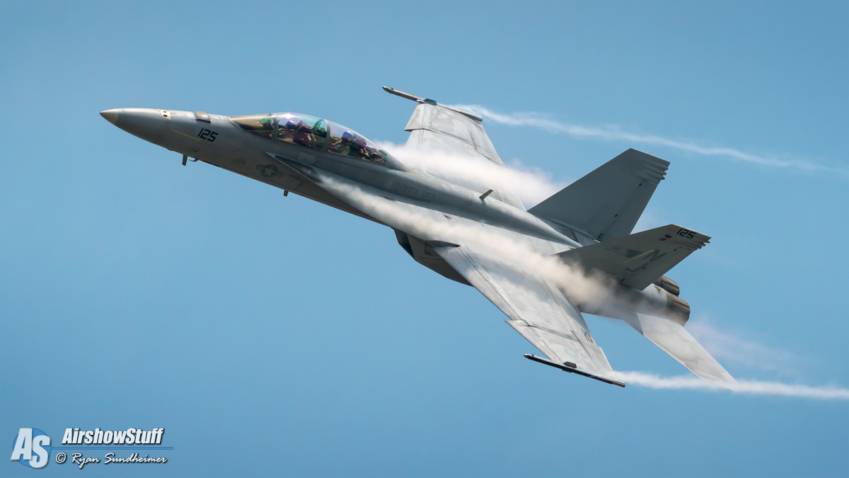 F/A-18 Hornet là loại tiêm kích chủ lực của lực lượng Thuỷ quân Lục chiến Mỹ. Đây là loại tiêm kích được ra đời từ năm 1974 và tới nay vẫn tiếp tục được sử dụng với số lượng cực kỳ lớn. Nguồn ảnh: Airshowstuff.