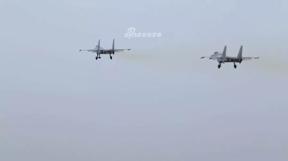 Mặc dù giải quyết được khâu cất cánh khỏi tàu sân bay, tuy nhiên hai vấn đề này lại trở nên cực kỳ nghiêm trọng khi J-15 thực chiến. Khi đó, hoặc tầm chiến đấu của J-15 sẽ phải giảm, hoặc số lượng vũ khí mà nó mang theo sẽ bị cắt bớt - một bất lợi rất lớn. Nguồn ảnh: Sina.