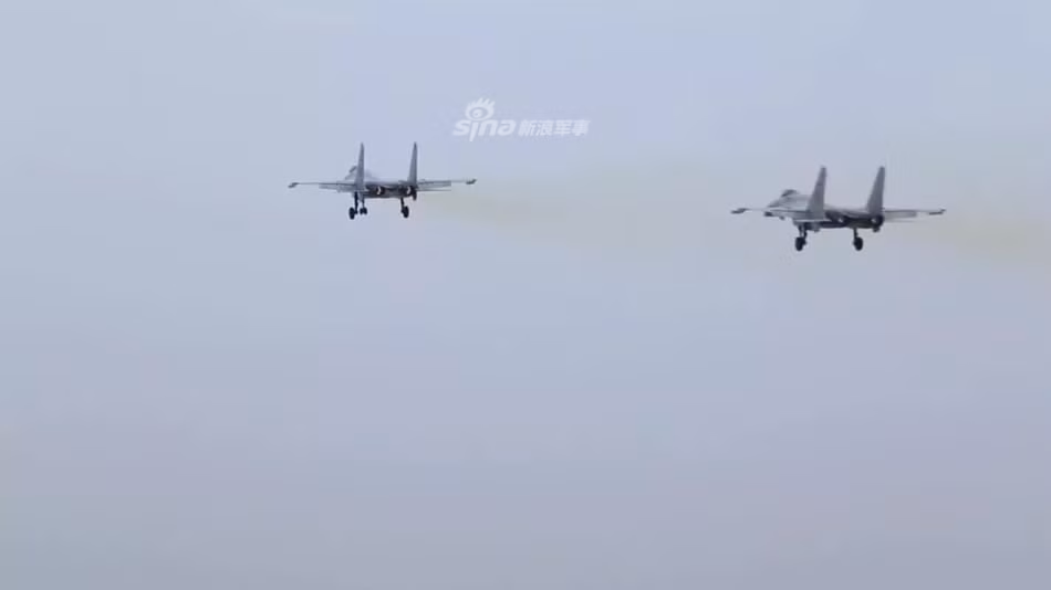 Mặc dù giải quyết được khâu cất cánh khỏi tàu sân bay, tuy nhiên hai vấn đề này lại trở nên cực kỳ nghiêm trọng khi J-15 thực chiến. Khi đó, hoặc tầm chiến đấu của J-15 sẽ phải giảm, hoặc số lượng vũ khí mà nó mang theo sẽ bị cắt bớt - một bất lợi rất lớn. Nguồn ảnh: Sina.