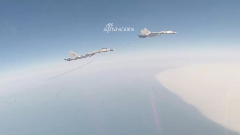 J-15 có tổng cộng tới 12 giá treo vũ khí. Tuỳ từng điều kiện nhiệm vụ, các loại vũ khí của J-15 có thể bao gồm từ pod tác chiến điện tử cho tới tên lửa đối không, bom hay thậm chí là tên lửa hành trình chống hạm. Nguồn ảnh: Sina.