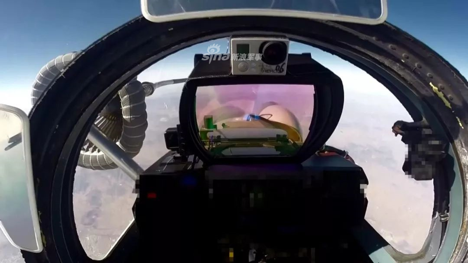 Vòi nhận nhiên liệu của J-15 được đặt ở bên trái máy bay trong khi vòi tiếp liệu được gắn dưới bụng máy bay. Không rõ việc thiết kế vòi tiếp liệu dưới bụng có ảnh hưởng tới khả năng mang vũ khí của J-15 hay không. Nguồn ảnh: Sina.