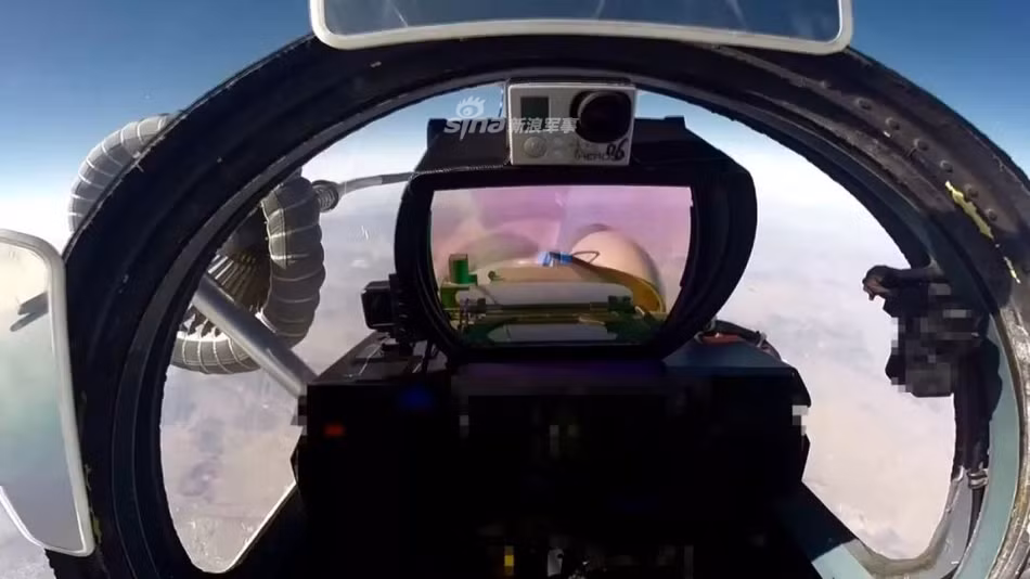 Vòi nhận nhiên liệu của J-15 được đặt ở bên trái máy bay trong khi vòi tiếp liệu được gắn dưới bụng máy bay. Không rõ việc thiết kế vòi tiếp liệu dưới bụng có ảnh hưởng tới khả năng mang vũ khí của J-15 hay không. Nguồn ảnh: Sina.