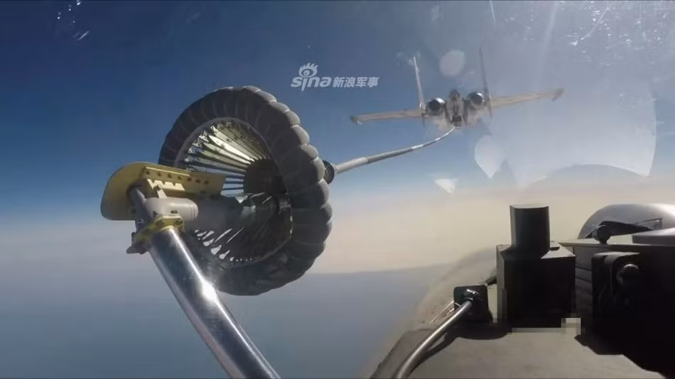 Cận cảnh một chiếc J-15 tiếp nhiên liệu cho một chiếc J-15 khác trên không. Công nghệ này dù mới chỉ trong giai đoạn thử nghiệm nhưng có vẻ như rất hứa hẹn. Nguồn ảnh: Sina.