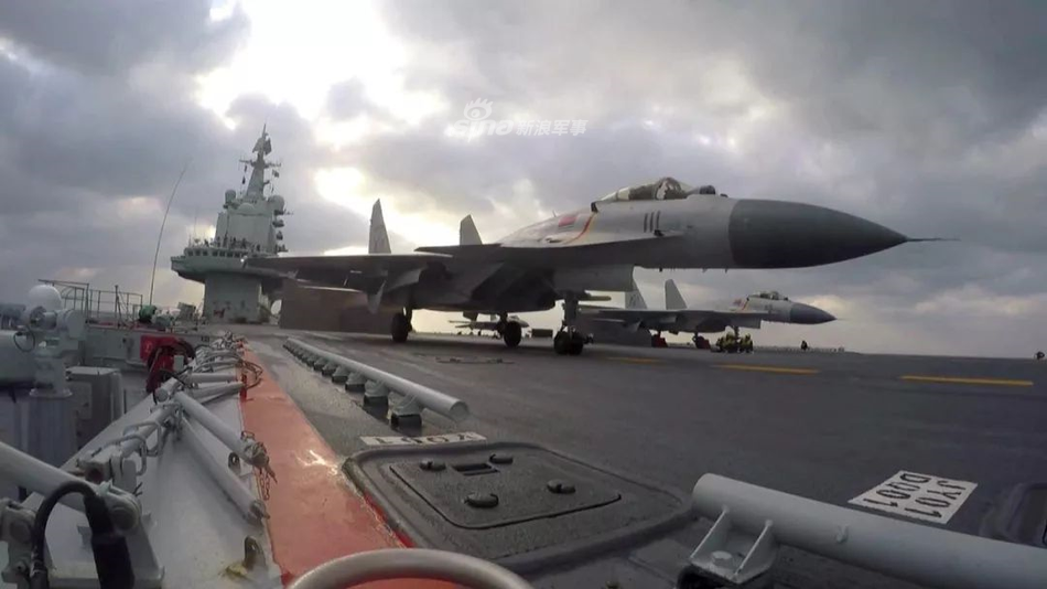 Cụ thể, tiêm kích J-15 dù có trọng lượng cất cánh tối đa lên tới 33.000 kg nhưng khi cất cánh từ tàu sân bay, nhiều chuyên gia tính toán rằng đường băng nhảy cầu trên tàu sân bay của Trung Quốc là không đủ để J-15 cất cánh trong trạng thái "đầy tải". Nguồn ảnh: Sina.
