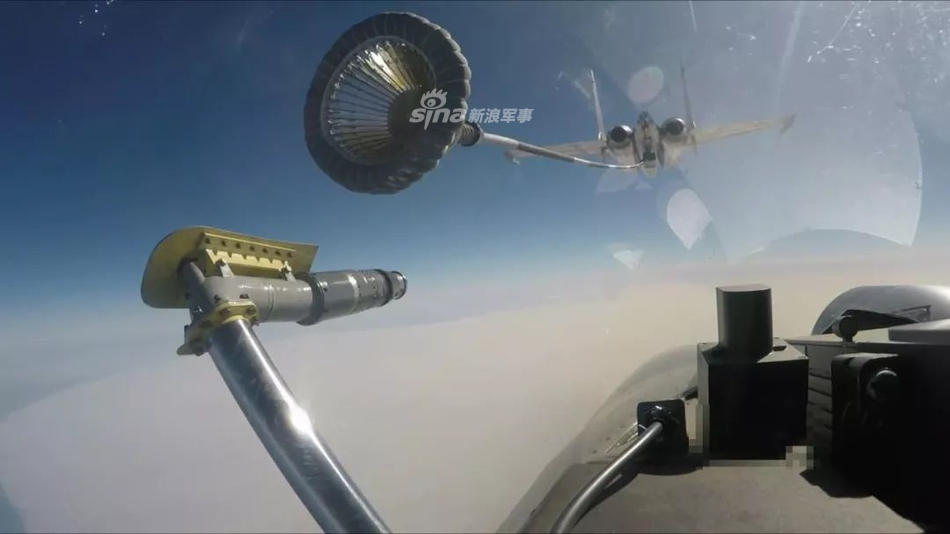 Chu trình này cứ lặp đi lặp lại cho tới bao giờ một toán J-15 đầy vũ khí và đầy nhiên liệu sẵn sàng tham chiến. Mặc dù khá tốn thời gian, nhưng trong hoàn cảnh hiện tại đây là cách thức đơn giản và hiệu quả nhất mà Không quân Hải quân Trung Quốc có thể nghĩ ra được. Nguồn ảnh: Sina.